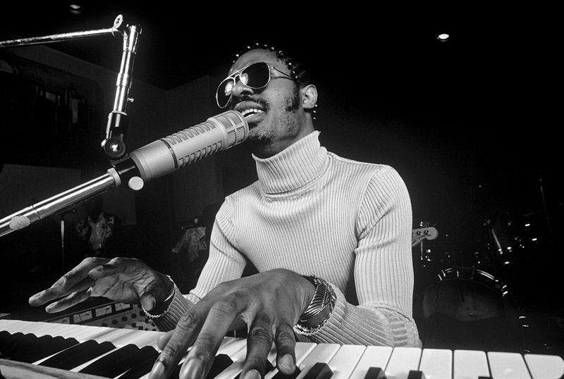 Stevie Wonder's Blonde Hair: The Story Behind the Iconic Look - wide 4