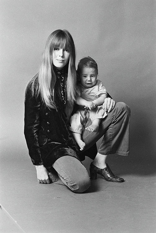 Bwgr030 Catherine James And Her Baby Son Iconic Images