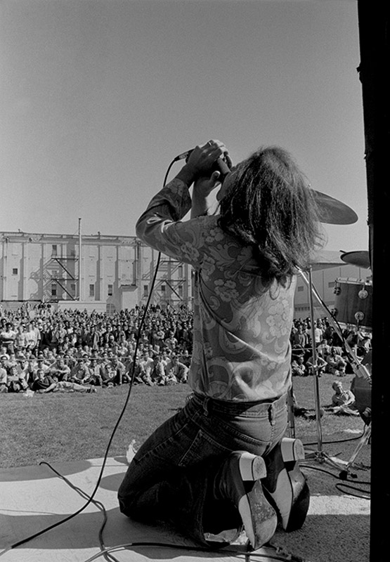 BW_SQ006 : San Quentin concert for Bread & Roses - Iconic Images