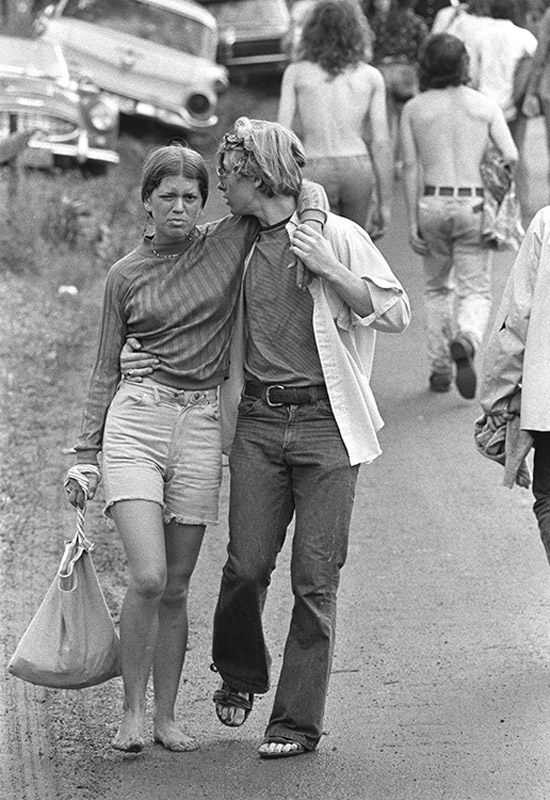 BW_WS144 : Walking To Woodstock - Iconic Images