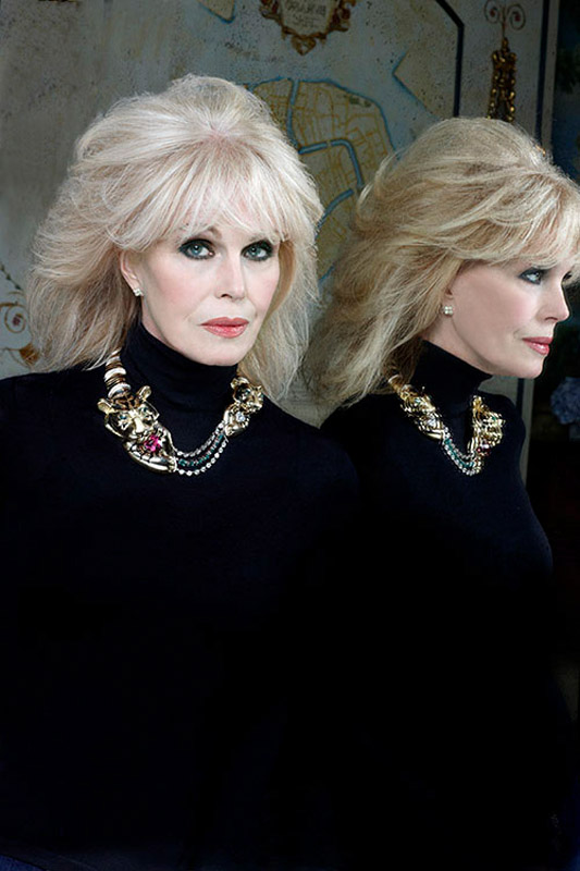 JS_PE171 : Joanna Lumley - Iconic Images