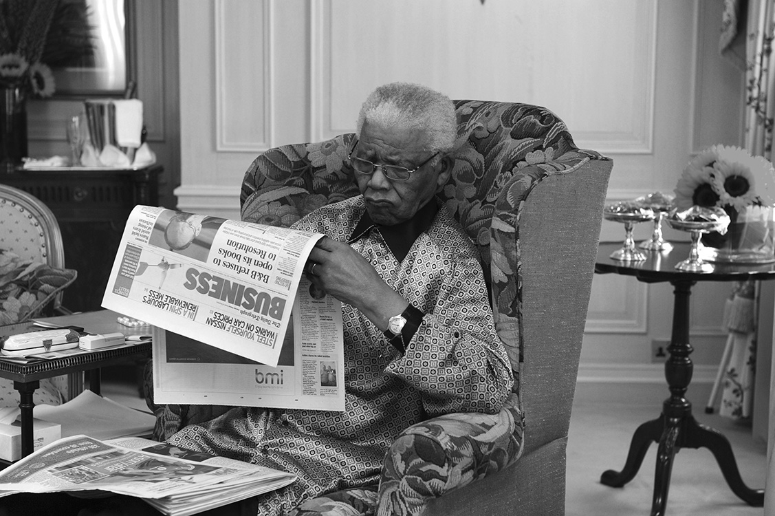 Nm015 Nelson Mandela Reading Newspaper Iconic Images